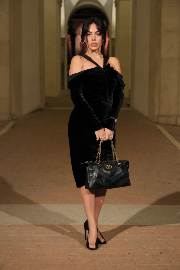 乐鱼网页版-太阳报：乔治娜身穿黑色丝绒连衣裙惊艳亮相时装秀